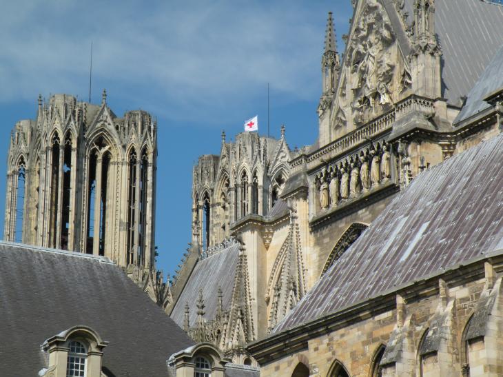  le drapeau de la Croix-Rouge sur la tour sud de la Ctahédrale
